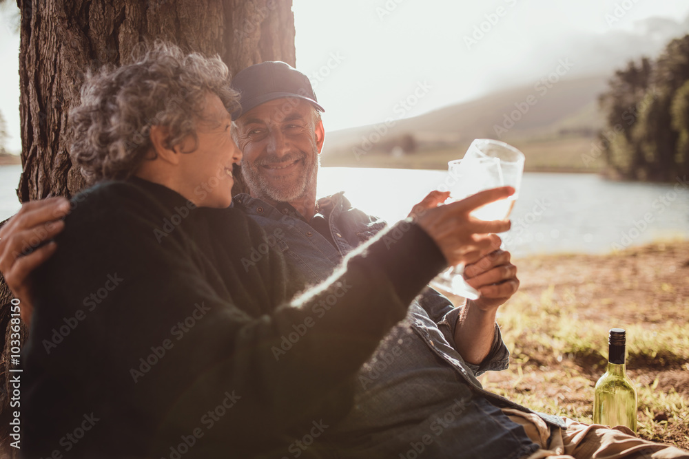 一对老年夫妇在湖边露营