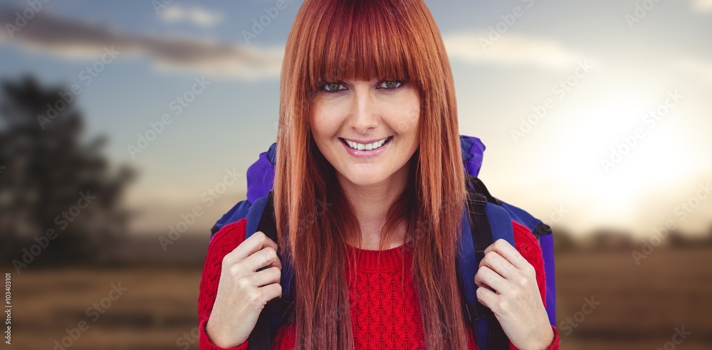 带着旅行包的女人的合成图像