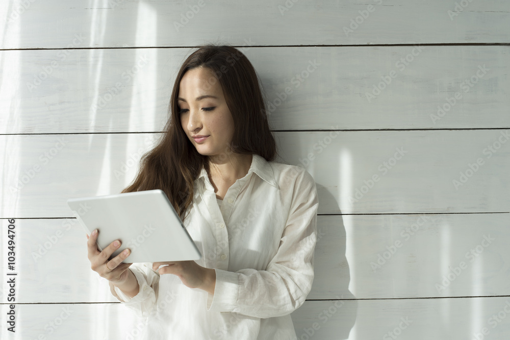 亚洲女性正在看电子平板电脑里的信息