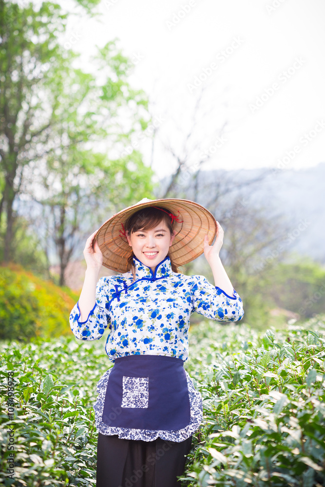 茶园里美丽的亚洲女孩