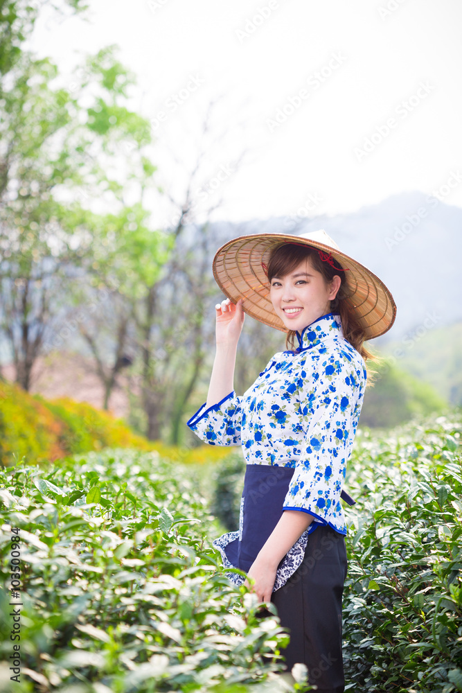 茶园里美丽的亚洲女孩