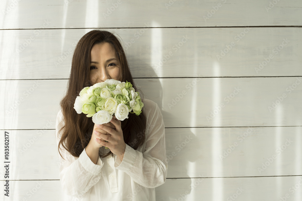 带着白色花束微笑的女人