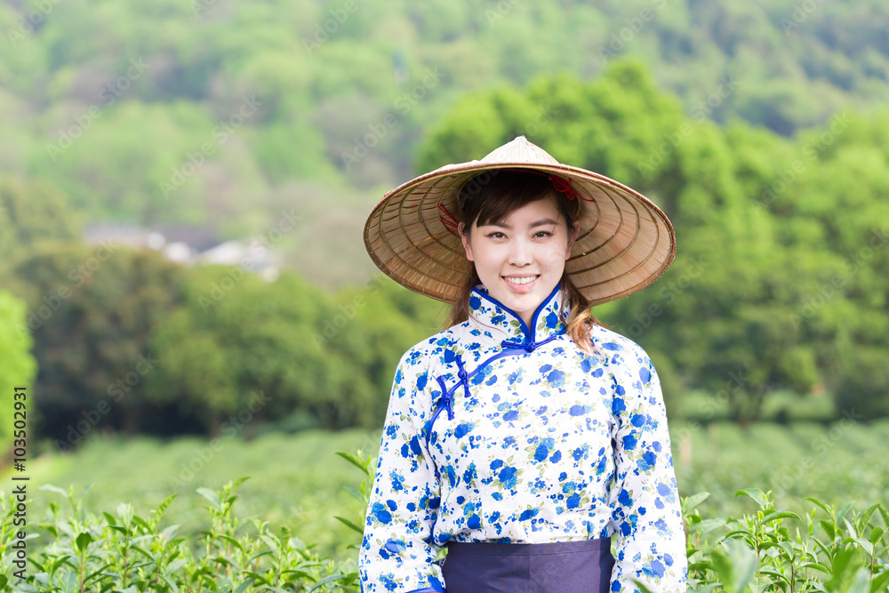 茶园里美丽的亚洲女孩