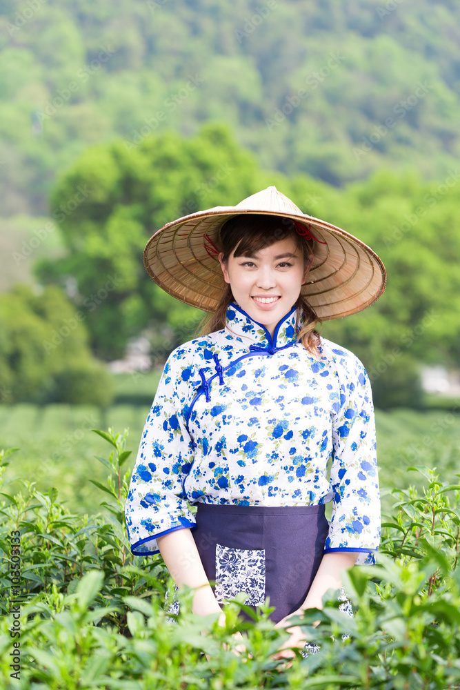 茶园里美丽的亚洲女孩