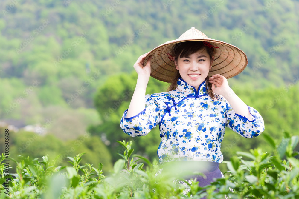 茶园里美丽的亚洲女孩