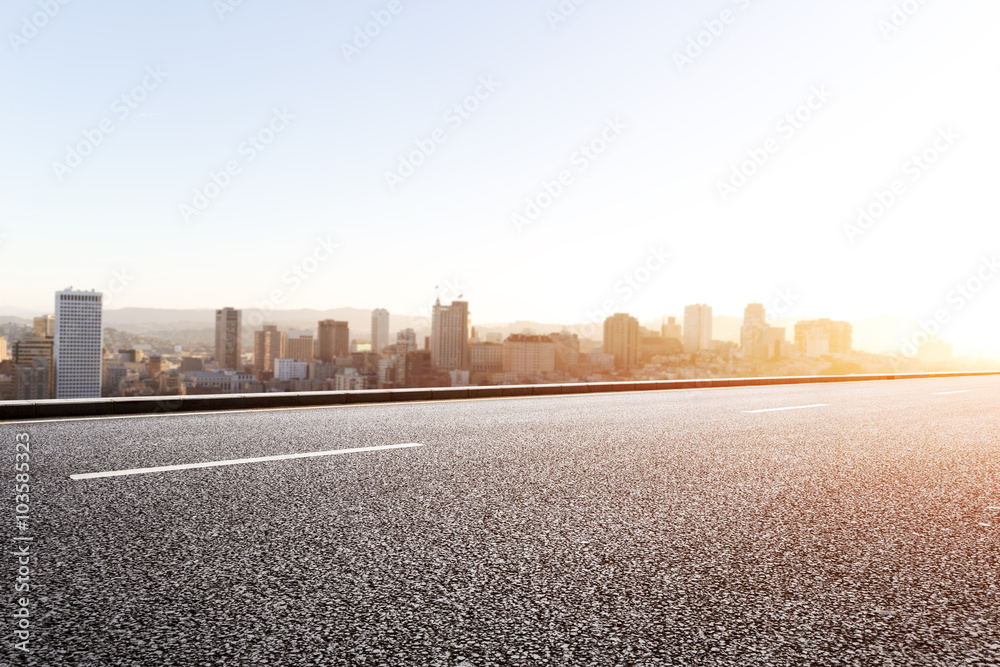 以旧金山为背景的空旷道路