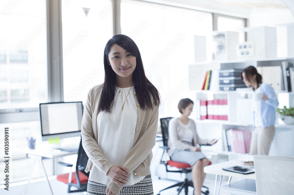 工作场所拍摄的亚洲女性肖像