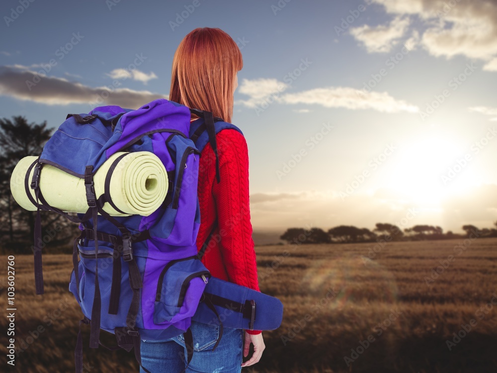 微笑的时髦女人拿着旅行袋的合成图像