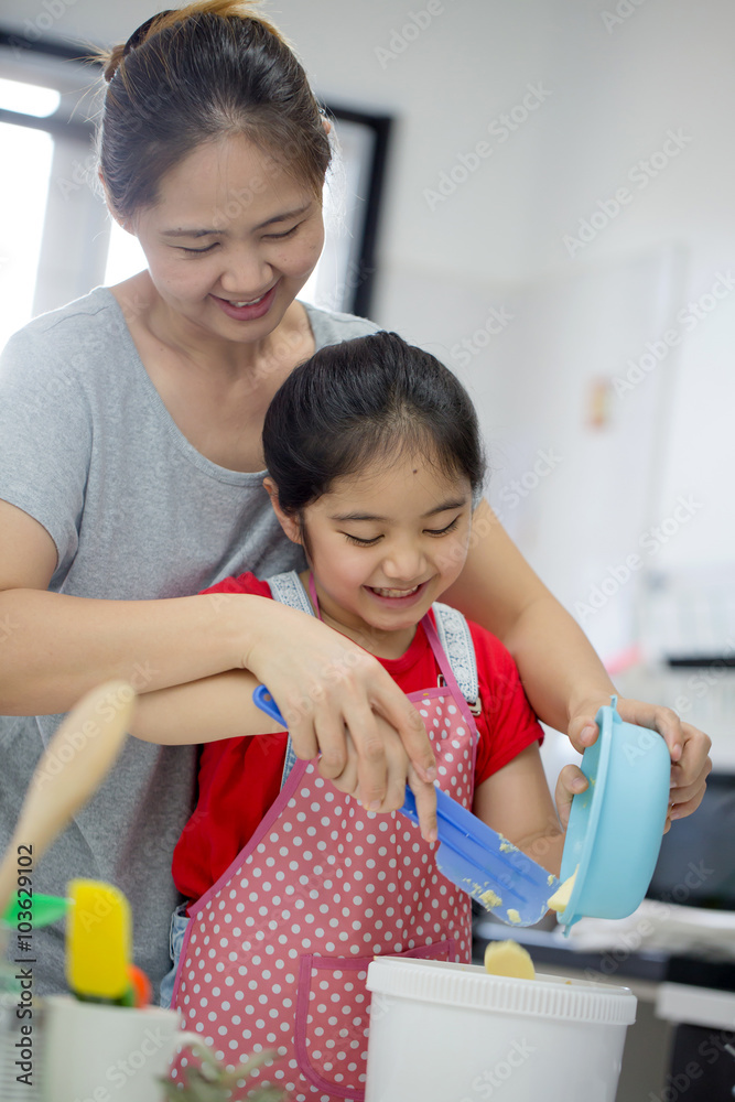 亚洲小可爱厨师和妈妈在厨房里做面包