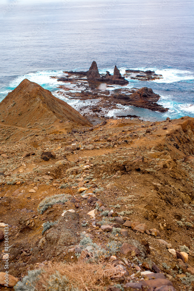 阿格阿穆尔附近拉戈梅拉岛西部的岩石海岸线，海洋中有陡峭的悬崖