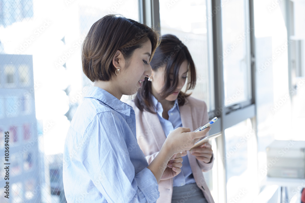 女性正在使用智能手机来消磨时间