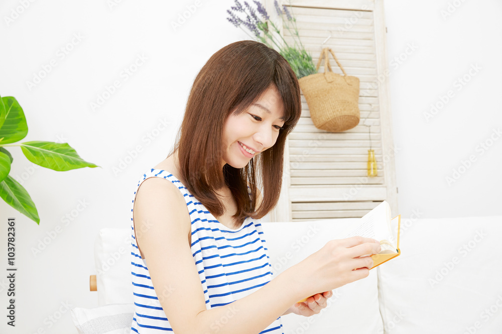 女性　リビング　本を読む