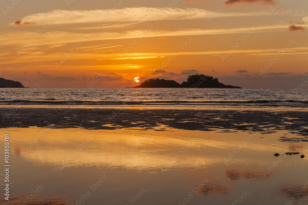 热带岛屿上五颜六色的日落。泰国Koh Chang。