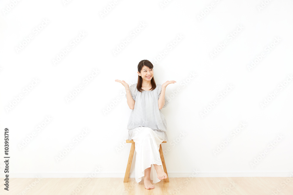 部屋で椅子に座る女性　案内