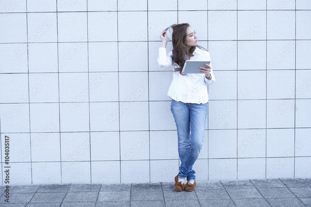 Women are looking at the latest information in the electronic tablet