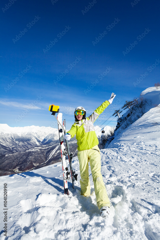 年轻女孩在滑雪场自拍