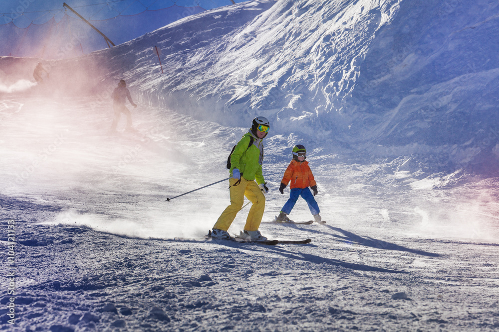 母子滑雪下山