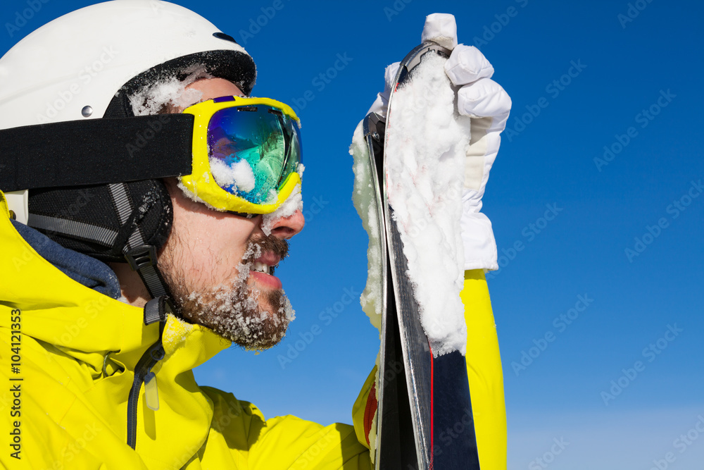 手持滑雪板的男子近景