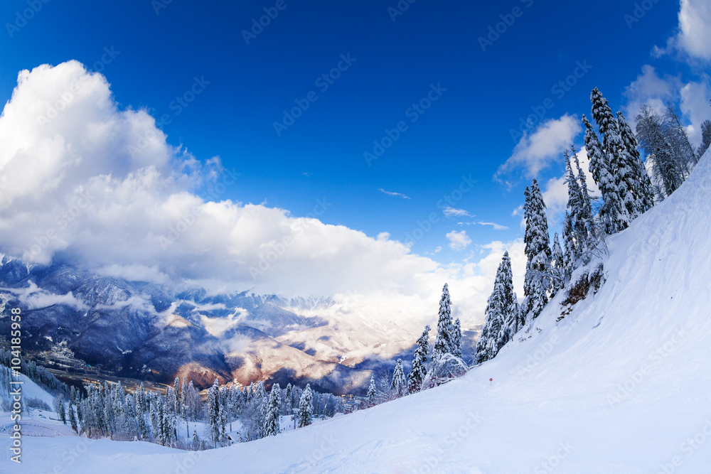 降雪后的山脉全景