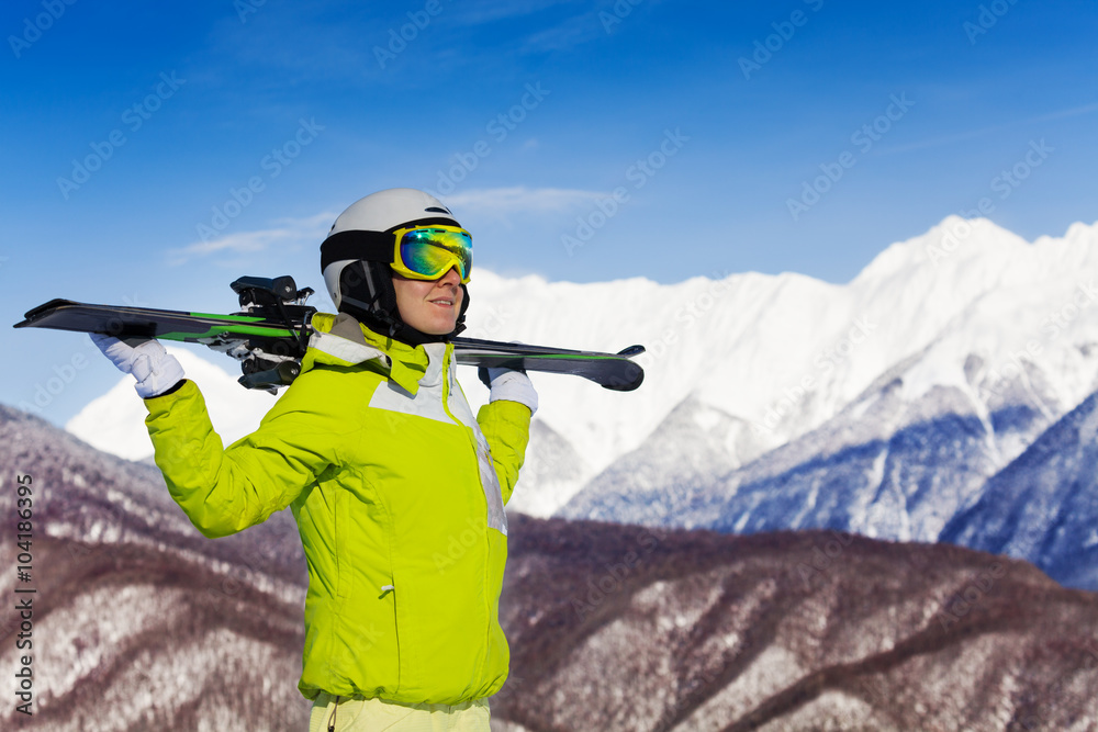 肩上滑雪的女人欣赏山景