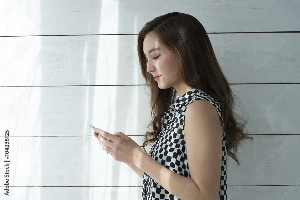 长发女人在你的智能手机上发送电子邮件