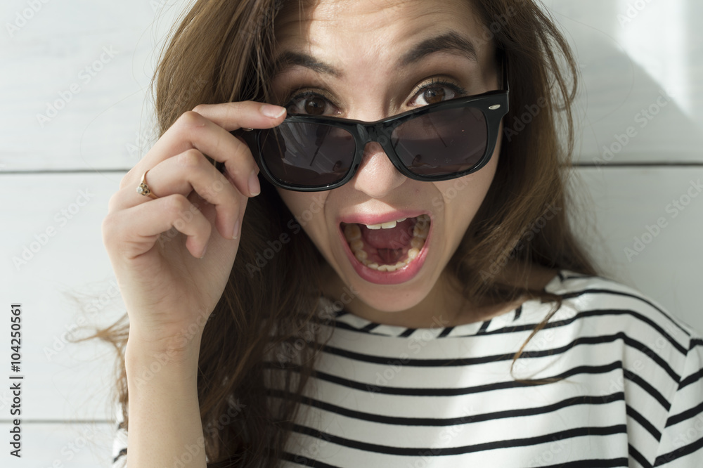 Young woman with sunglasses have been a surprised look