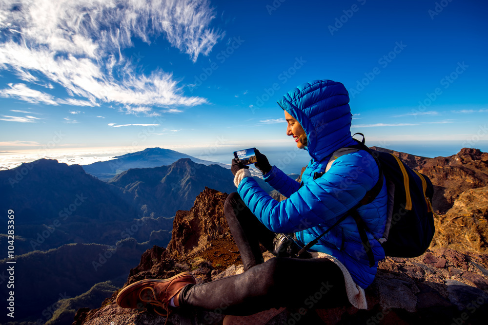 穿着蓝色夹克和背包的女人在La Palmas岛上Andenes视点附近的山区旅行