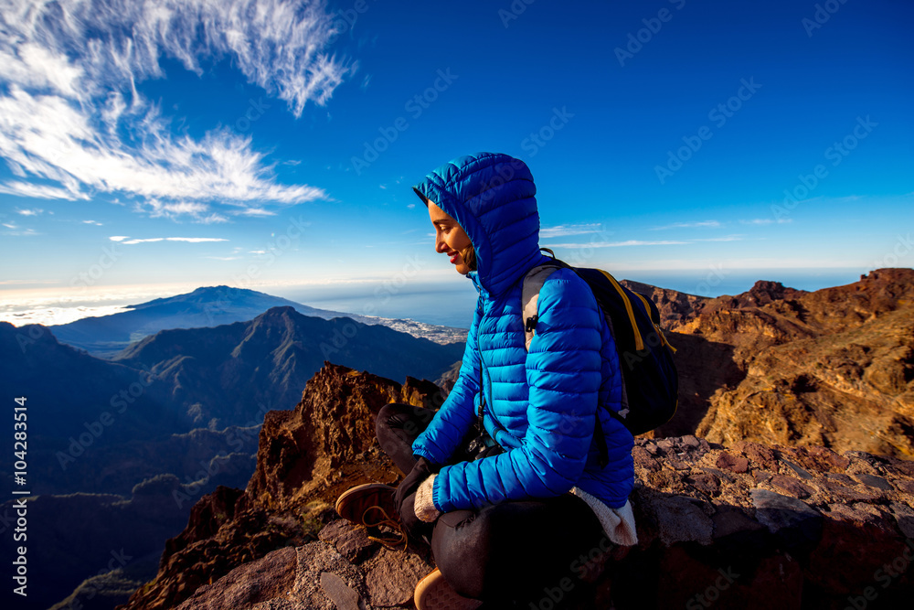 穿着蓝色夹克和背包的女人在La Palmas岛上Andenes视点附近的山区旅行