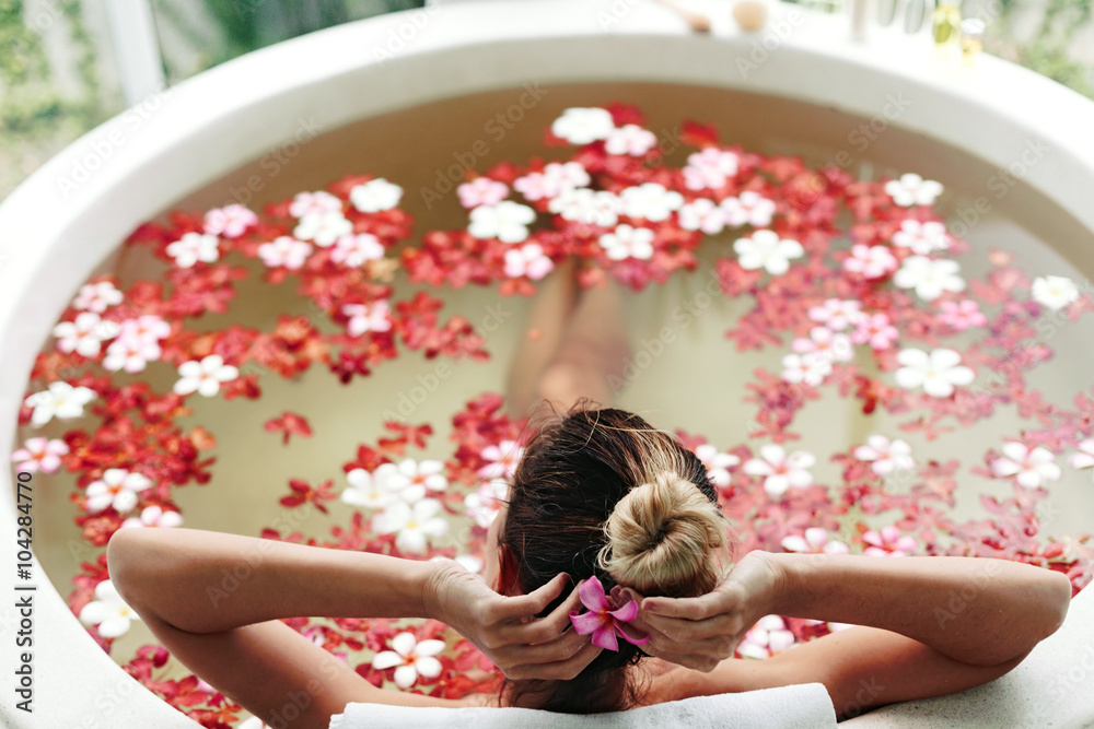 Spa bathing with flowers