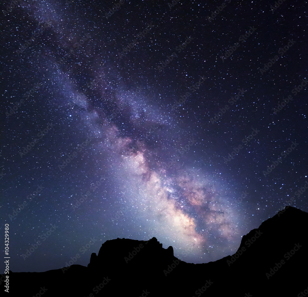 银河系的风景。山上有星星的夜空。