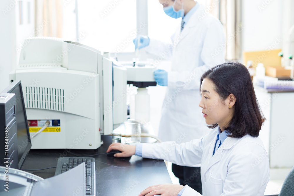 people do medical experiment in lab