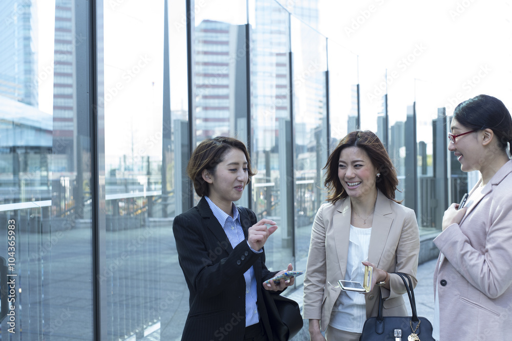 三位商界女性将前往客户目的地