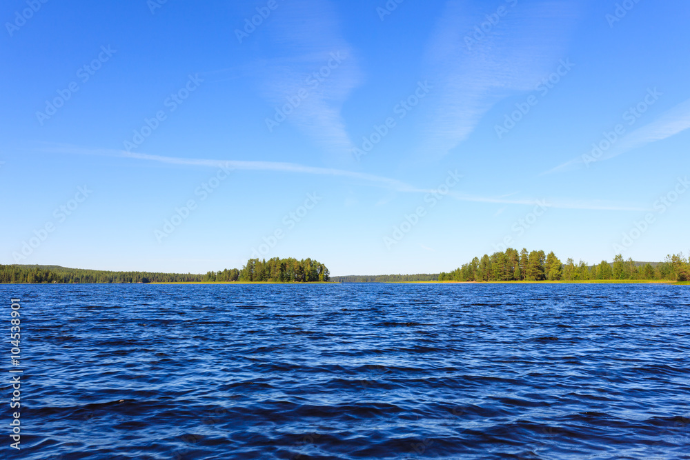 阳光明媚的芬兰湖景