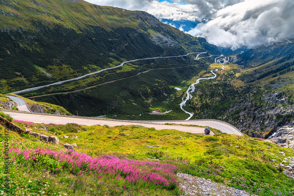 阿尔卑斯山景观与弯曲的道路，弗卡山口，瑞士，欧洲