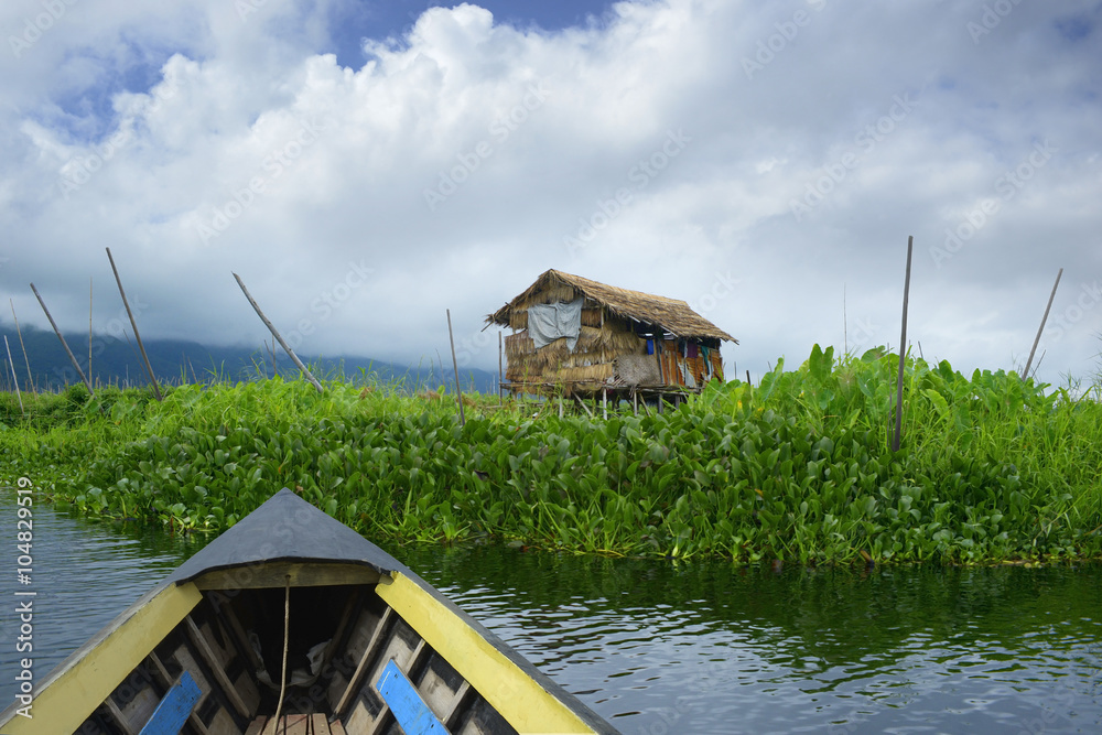 Barca en el lago Inle de Birmania