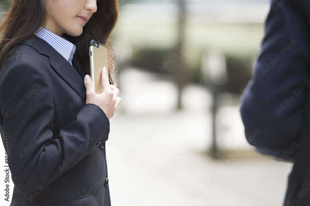 年轻女性和穿着西装的老板