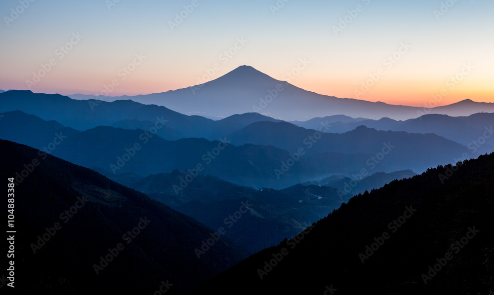 静冈县高山上秋天富士山的日出时间很美