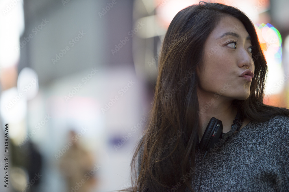 磨尖了年轻嘴巴的年轻女性