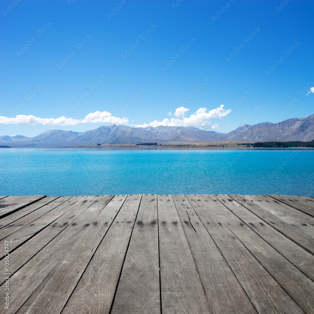 新西兰夏日湖景老木地板