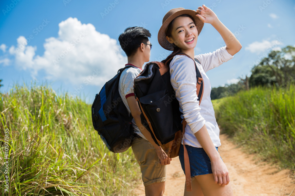 亚洲游客散步是一场狂野的冒险。