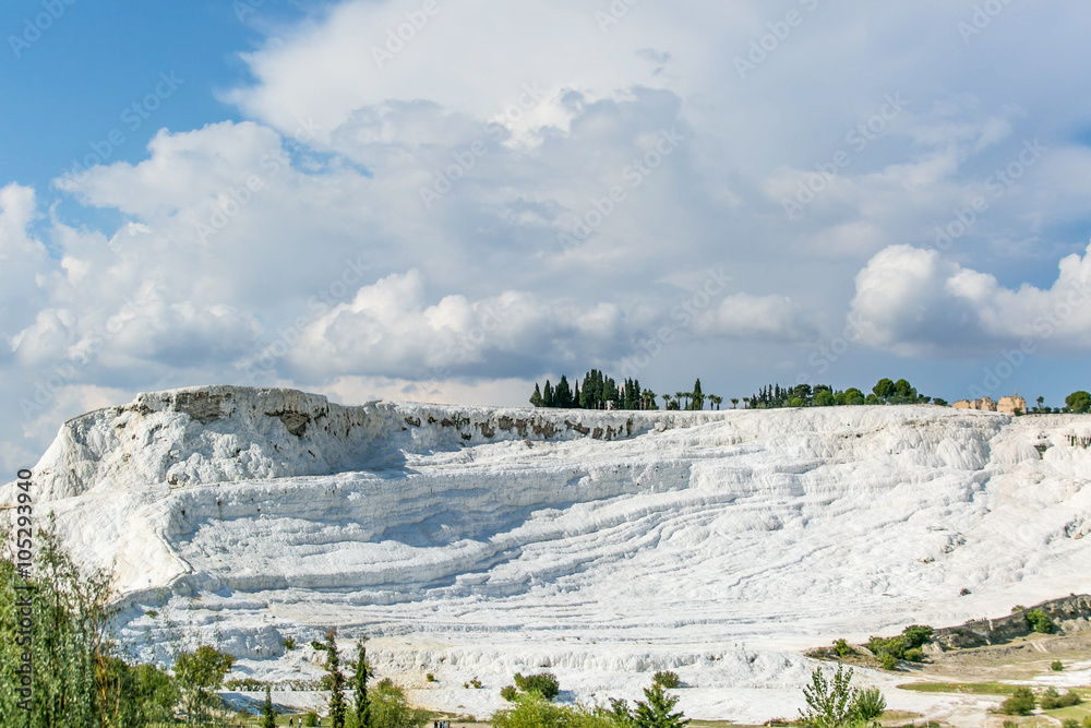 白色钙华岩石景观Pamukkale