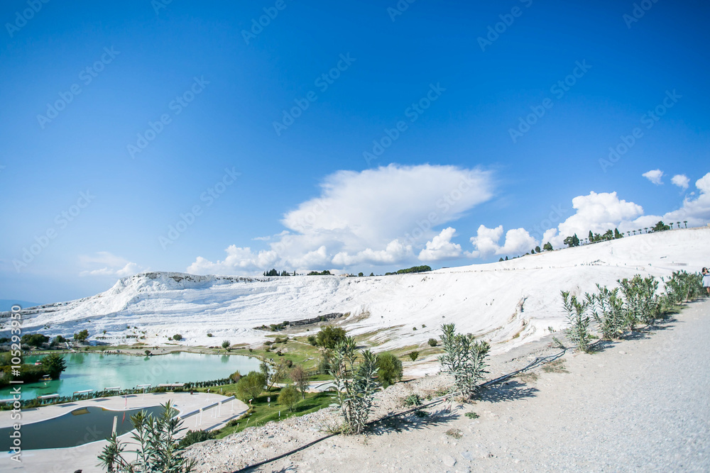 白色石灰华山丘和湖景