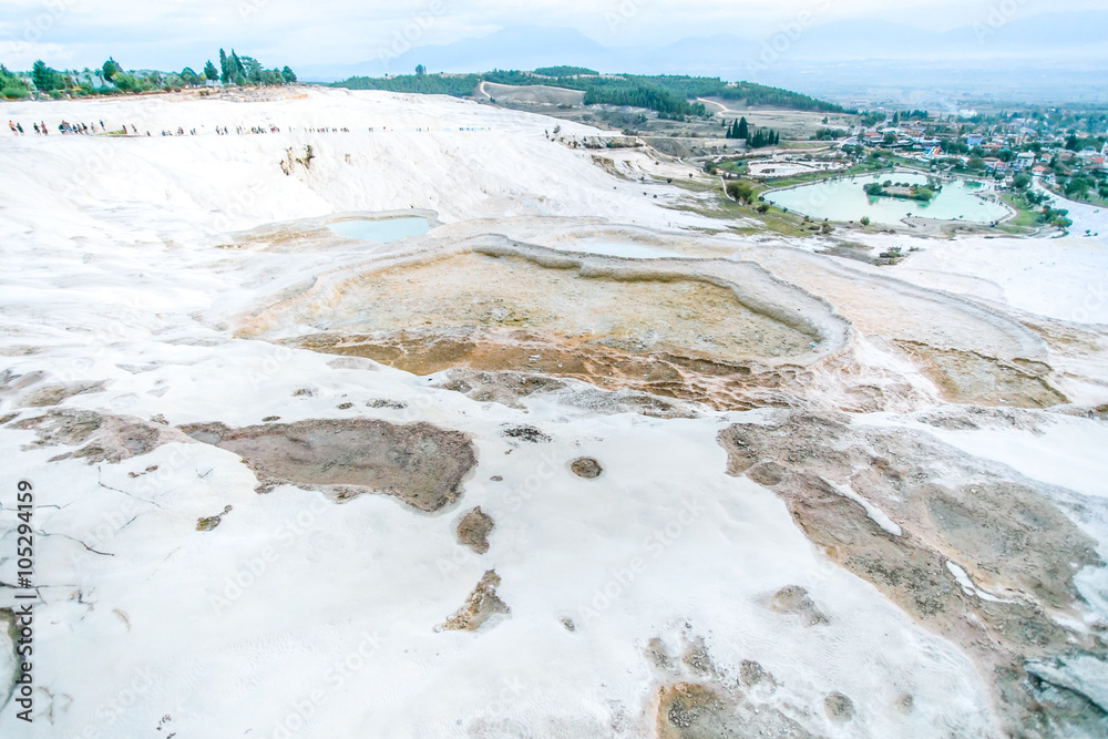 白色石灰华水池和露台全景