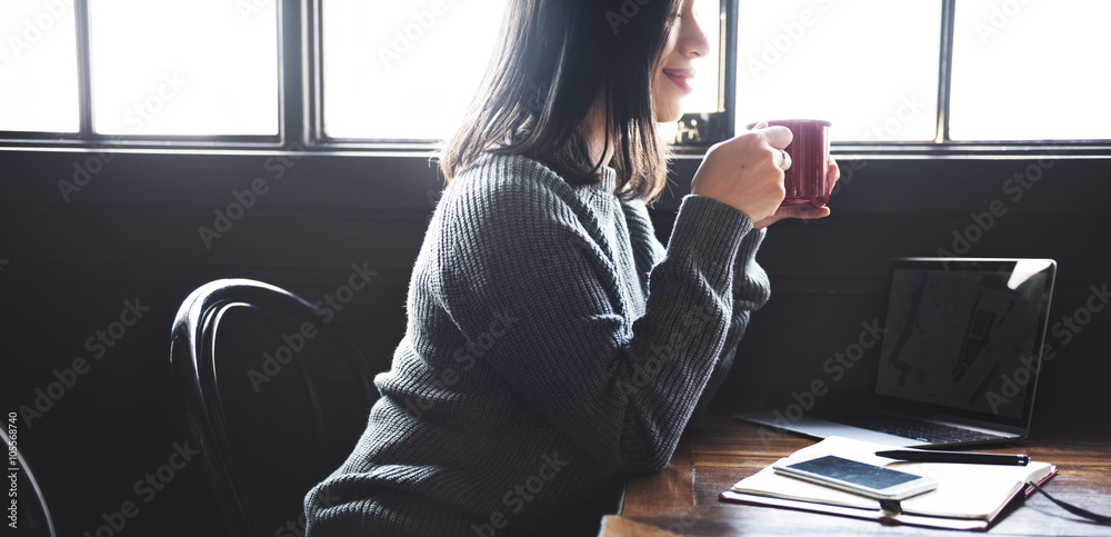 亚洲女士享受杯咖啡馆概念