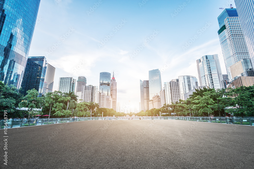 广州的空柏油路和现代建筑