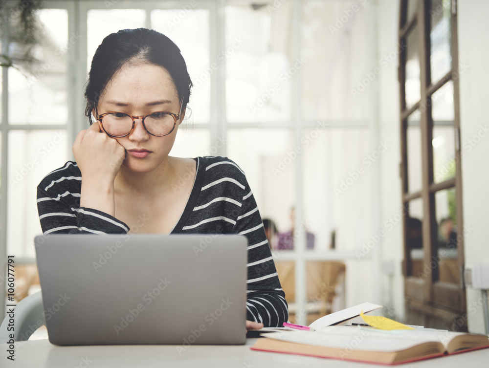 女性笔记本电脑搜索研究连接技术概念