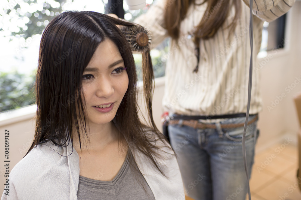 Hairdresser　has been blow the hair of women