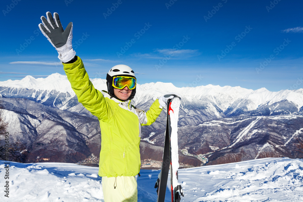 滑雪女士挥手握住滑雪板