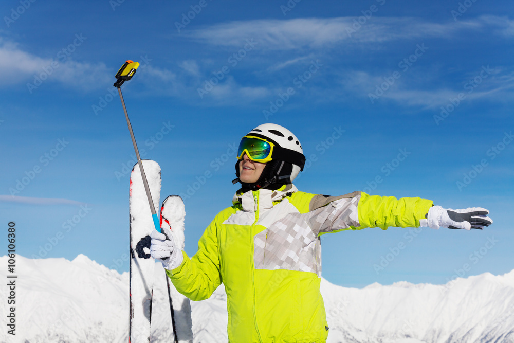 与滑雪板在山上自拍