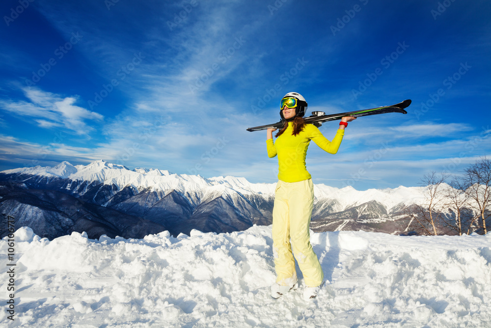 滑雪胜地女子翻越山峰的温暖一天